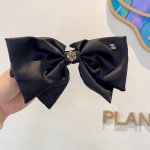 配包装 P60 Chanel 香奈儿 明星同款蝴蝶结山茶花发夹 弹弓夹 网红推荐款 经典蝴蝶结头饰，超级百搭哦！敲黑板推荐，让你秒变大牌范儿！