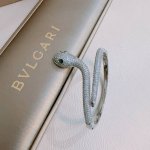 宝格丽手链手镯V金材质。Bvlgari宝格丽 Divas‘ Dream 系列 品相完美，细节无敌，那种独特的色泽完全无可挑剔，再缀以经典指环外形设计，简约之余却