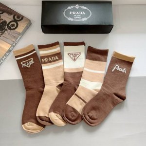 配包装 一盒5双 prada 普拉达 新款高端纯棉材质小腿袜子 爆款三角标字母专柜同步长筒袜 大牌出街 潮人必备超好搭