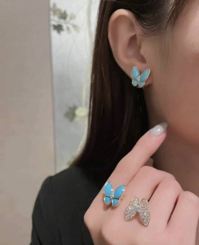 v金镀咪金 Two Butterfly系列 绿松石蝴蝶中间钻石点缀，清新温柔，让蝴蝶在光影中绽放虹彩色泽！这是Van Eef&Arpels所珍爱的设计风格，以灵