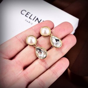 Celine 新款珍珠耳钉与众不同的设计 个性十足 颠覆你对传统耳环的印象 使其魅力爆灯