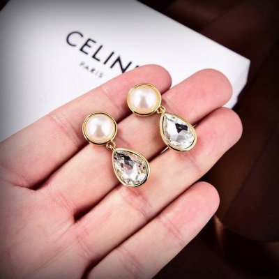 Celine 新款珍珠耳钉与众不同的设计 个性十足 颠覆你对传统耳环的印象 使其魅力爆灯
