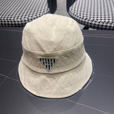 普拉达早春新款渔夫帽，简约甜美风，帽型很好，修饰脸型哦！