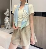 自由飞马”18Mm顶级真丝双面同色90方巾～Hermes 手工卷边斜纹真丝方巾 100%桑蚕丝 。这款爱马仕的经典单品展现强大而迷人的女性魅力精髓。此90方巾推