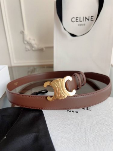 赛琳 Celine女士皮带，小牛皮质感搭配独特凯旋门扣，颜色咖啡色 宽2.4Cm 低调中暗藏奢华，轻松点亮穿搭 。手工缝制