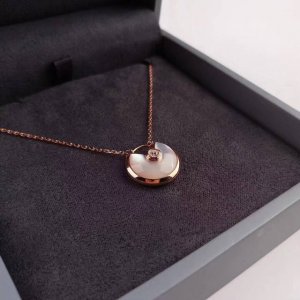 独家现货卡地亚护身符 项链 “Amulette”在法语中意为“护身符”，该系列就是这样一件充满魔力的信物。当追梦的勇气化身为造型精巧的幸运锁！采用进口亚金材质搭