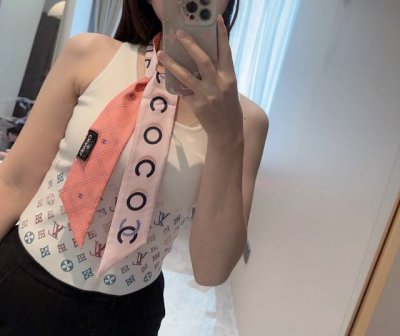最新专柜同款！香奈儿束发带 飘带款！可当小围巾，绑头发，绑手袋，绑在手腕装饰！多功能随便你搭配！双面斜纹真丝！规格5*120二色