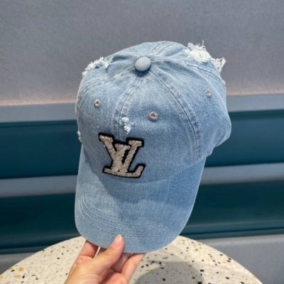 Lv路易威登 新款专柜同步牛仔洗水刺绣棒球帽 新款上架 今年赛琳家每款帽子都想拥有 设计轻易休闲时髦又带高级感 超好搭配 帽型不用多说 绝对好看 赶快Get秀场