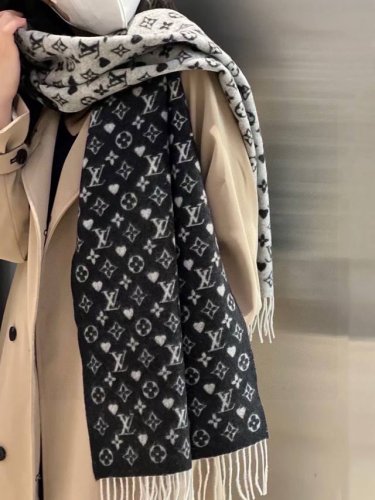 高端版本上线 新年献礼 Louis Vuitton 渠道独家特供大驴专柜款限定系列羊绒围巾 ◎特点:渠道独家特供的大驴 专柜当季排长队预定的牛货 本年度最好看最