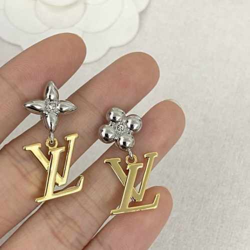 编码E2305 0247820 Lv耳钉热销款爆上新 一致Zp 不对称Ab款Lv吊坠Logo耳钉 个性设计感的一款，气质百搭不易过时