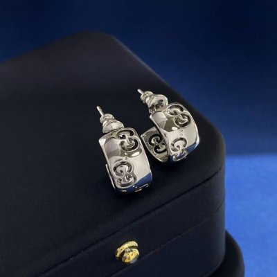 古驰Gucci简约设计光面镂空双G字母C形耳环耳钉 黄铜材质 银色 重约6.18G 尺寸约1.46Cm*1.4Cm*0.83Cm