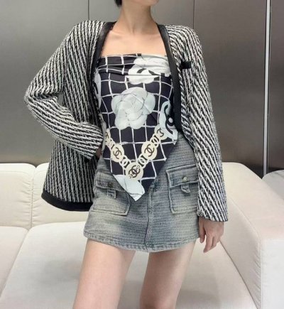 16姆米版本160 面料：双面印花，18姆米真丝 尺寸：90*90 颜色：黑色 米色 香家最最经典的山茶花系列，经典到每个女人的衣柜都要收纳的一条 满足你的日常
