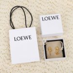204285 我们出品 量大咨询客服 Loewe菱形耳环 第一眼看到立马就喜欢上了L0Ewe 罗意威 Anagram缠丝立体吊耳钉。以及一个带有Loewe雕花菱