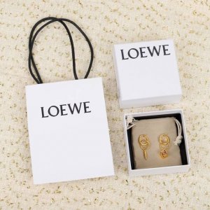 204285 我们出品 量大咨询客服 Loewe菱形耳环 第一眼看到立马就喜欢上了L0Ewe 罗意威 Anagram缠丝立体吊耳钉。以及一个带有Loewe雕花菱