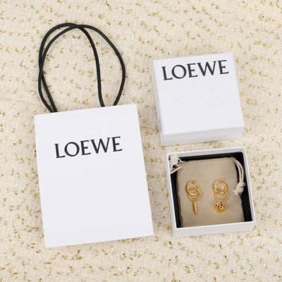 204285 我们出品 量大咨询客服 Loewe菱形耳环 第一眼看到立马就喜欢上了L0Ewe 罗意威 Anagram缠丝立体吊耳钉。以及一个带有Loewe雕花菱