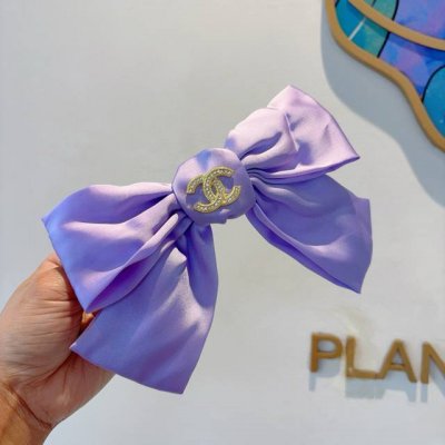 配包装 Chanel 香奈儿 明星同款蝴蝶结波点弹弓夹 网红推荐款 复古蝴蝶结款，超级百搭哦！敲黑板推荐，让你秒变大牌范儿！