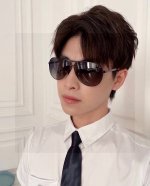 保时捷高品质男士偏光太阳镜 材质 高清尼龙镜片 超轻超有弹性镜腿.戴上超轻 不压鼻 入手超赞 编号 8115