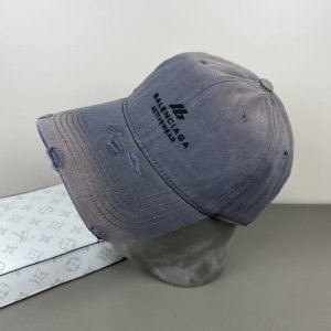 balenciaga巴黎世家 经典语录刺绣很酷的色系，男女佩戴都有不同Style，第一批抢先出货！巴黎粉必入款！