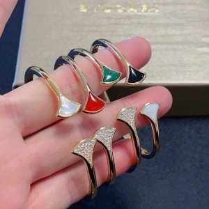 宝格丽Bvlgari高品质扇形镶钻、白贝母、祖母绿、黑玛瑙、红玉髓开口手镯，非常百搭的一款14K精钢保色材质厚镀厚金。完美镶钻精心打磨，与金属边完美契合！充满诱