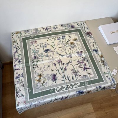 dior新款真丝方巾 花卉系列 生机盎然 这款方巾饰以Dior Herbarium图案印花，致敬 Dior先生对植物的热爱。从Dior档案汲取灵感，彰显生动美丽