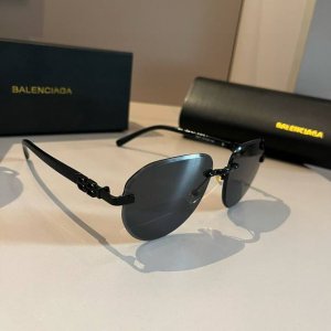 balenciaga 巴黎世家 你和女明星只差这副Balenciaga墨镜 这副真的太酷啦~ 好多时尚博主和网红的同款黑金配色一整个高级住了搭配任何衣服都Ok