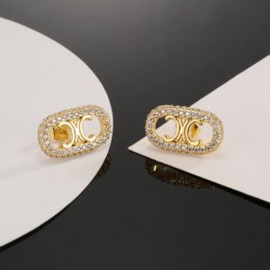 celine 赛琳耳钉 耳环 经典金色系 小巧精致可爱 百搭 。复古造型设计 金色特别显白 穿衣搭配不挑人。
