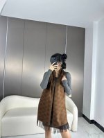 140 年Celine凯旋门散林老花羊绒围巾终于出货了 很多宝宝要的上身图来啦！羊绒的质地戴起来软乎乎超舒服！双面明暗对比色，围起来不会那么单调.冬秋季必入款材