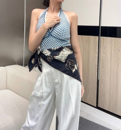 Chanel 90丝巾 早春新品 18Mm顶级真丝双面同色印花 这款黑金丝巾真的是一眼看中的花 超级完美的配色设计 高级、高级、高级 上身使劲夸就完了 100%
