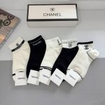 配包装 一盒5双 Chanel 香奈儿经典中袜子高版本纯棉材质柔软，秒杀市场普通货，经典的双C图案Logo，专柜同步袜子大牌出街，潮人必备，超好搭