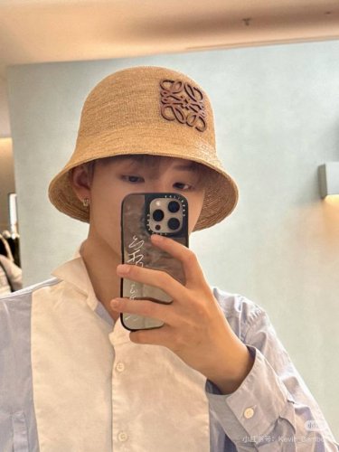 跑量 Loewe 罗意威 春夏新品草编帽 升级版今年重工提升采用进口细小拉菲草 编织而成 ， 买过拉菲草帽的宝们应该都知拉菲草材料越细成本就越贵。 进口拉菲草草