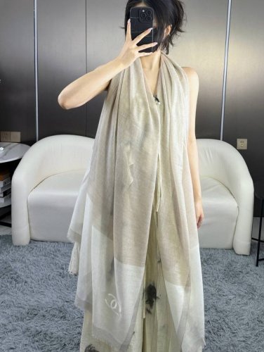 210 香奈儿2024年最新色系。 真的非常高端低调奢华，非常精致唯美的设计，如珍珠般典雅气质来自女人们都会爱的香奶奶又是美出了天际啊自带高级气场 带有斜纹肌理