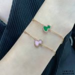 V金镀咪金 2110190 麒麟倾斜粉葫芦手链，高颜值 上身效果很赞 很百搭哦 镀厚金 真金质感一流的 八心八箭高碳钻 小而精致 戴出去就说是真金的