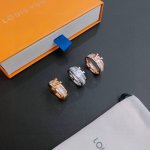 2640新款 原单货 Lv 戒指 Louis Vuitton 路易威登 专柜一致材质 火爆款出货 设计独特 复古前卫。 码数：6 7 8 9 10 11
