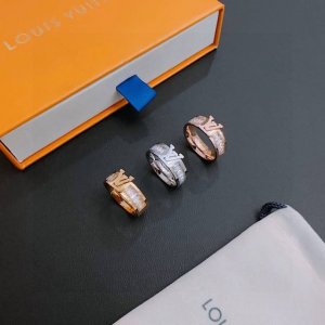 2640新款 原单货 Lv 戒指 Louis Vuitton 路易威登 专柜一致材质 火爆款出货 设计独特 复古前卫。 码数：6 7 8 9 10 11