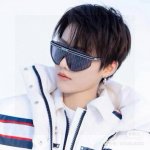 dior迪奥墨镜刘兩昕杨采钰同款 Diorclub M2 这款 Diorclub M2U太阳眼镜采用不规则眼罩式镜框 设计，彰显运动风格魅力。银色镜面镜片饰以蓝