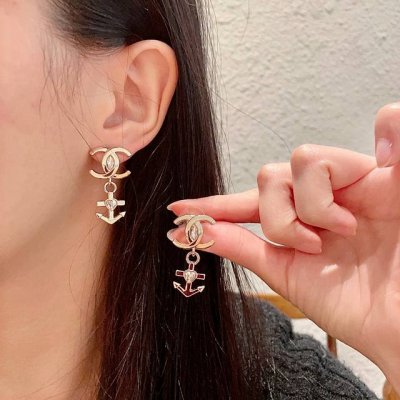 Chanel香奈儿 中古 耳钉小香家的款式真心无需多介绍每一款都超好看，精致大方，非常显气质.