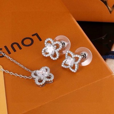 lv项链耳钉套装 Diamond Blossom系列 闪耀的光芒让你在这个夏天 显得更与众不同本产品采用珠宝工艺白贝母高端定制 项链 耳钉