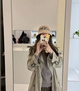 loewe 罗意威 春夏新品草编帽 升级版今年重工提升采用进口细小拉菲草 编织而成 ， 买过拉菲草帽的宝们应该都知拉菲草材料越细成本就越贵。 进口拉菲草草帽 标