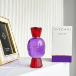 150原单香水 宝格丽紫色糖果梦幻派对女士香水100Ml 宝格丽梦幻派对女士香水的香水瓶运用鲜艳色调传达迷人魅力和意式优雅：红色玻璃象征耀眼红宝石，紫色则让人联