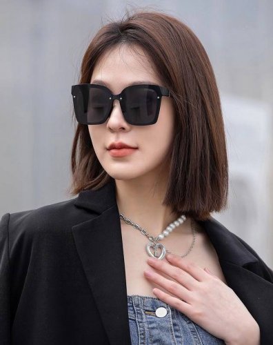 p90 【Tr偏光系列】Lv大框太阳镜墨镜经典的方框设计，不挑脸型，无论搭配大衣还是连衣裙都非常显气质偏光镜片预防紫外线 型号：型号：L1765