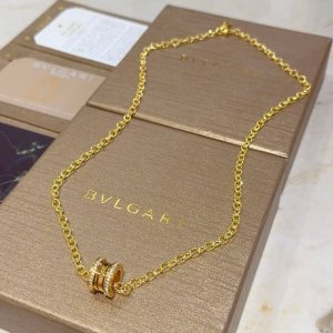 宝格丽项链V金材质 Bvlgari宝格丽 Divas Dream 系列 品相完美 细节无敌 那种独特的色泽完全无可挑剔 再缀以经典指环外形设计 简约之余却又优雅
