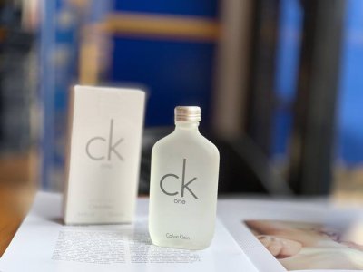 专柜品质 ck One 男士 女士中性香水100Ml 香调 柑苔果香调 前调 佛手柑 荳蔻 新鲜菠萝 木瓜 柠檬 中调 茉莉花 铃兰 玫瑰 肉荳蔻 百合 鸢尾草