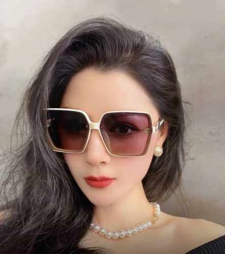 香奈儿 2025开春新款太阳镜 各路网红纷纷带起气场满分 俏皮甜美.上脸效果更佳.金属质感超好 型号：Ch0201