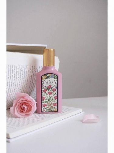 专柜品质 栀子花代表着夏天 也代表着热烈的青春 这支古驰绮梦栀子香 仿佛是来自花园的甜美少女 将我拉入清新香甜的温柔梦中 - 前调清甜温柔的梨花香 将你拉入一场