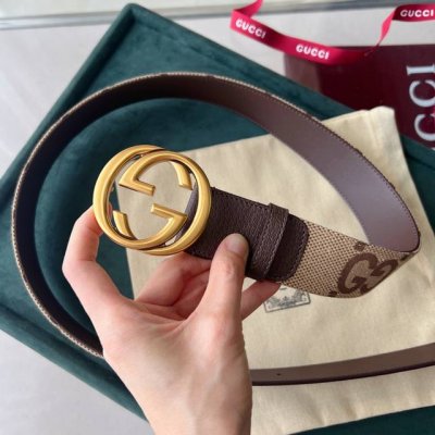 特 商品细节 这款宽版腰带饰有经典双G细节，令人联想起古驰宠儿精选手袋中的Gg Marmont系列单品。这一金色调配件由70年代典藏的腰带扣演化而来，每一季都会