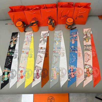 爱马仕Hermes“华丽的缰辔花卉版”Twilly 爱马仕Hermes“华丽的缰辔花卉版”Twilly小丝巾。 Twilly真丝缎带 100%桑蚕丝 这款小巧的