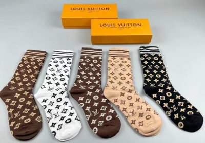 特 Louis Vuitton 路易威登驴家新品高筒袜子 一盒五双 纯棉材质 提花经典标志 柔软舒适透气 提花经典标志 炒鸡Nice的款式大牌出街 潮人必备超好