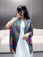 价优版本210 Chenel24C最美围巾 手感比想象中柔软～两面都很优秀，黑色一面是底色带细闪，彩色一面是Logo带细闪，两面都很优秀～比起千篇一律，爱的永远