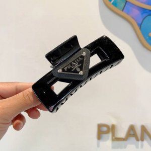 配包装 prada 普拉达 欧美新款潮流抓夹 明星同款 女神必备单品 非常百搭 时尚发夹 戴上它满满的高大上