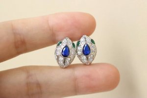 热销款 Bvlgari 宝格丽 高级蓝钻 灵蛇蛇骨耳环 V金材质，镶嵌进口仿真钻，蓝钻打磨镶嵌而成，火到爆，超级无敌美的手镯，太美了，设计感十足，温柔色系，仙到